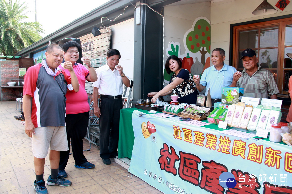 王榮義科長呂建蒼社工師品青山好茶。(記者扶小萍攝)