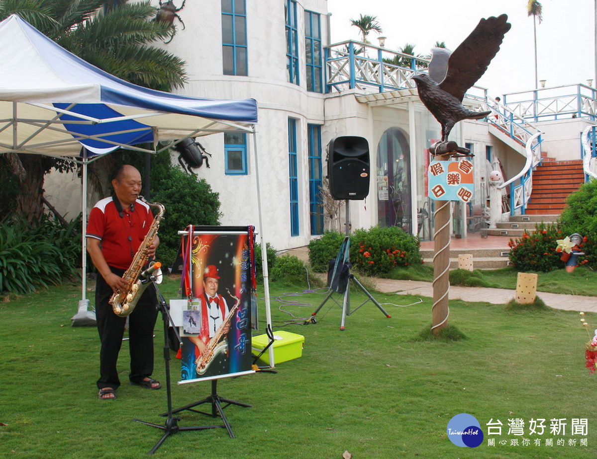赤腳精靈假日有街頭藝人表演，永興社區總幹事邱建昌的薩克斯風很精彩。（記者扶小萍攝）