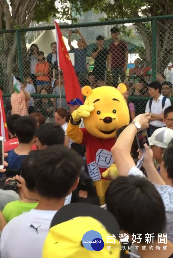 抗議現場還有人穿著小熊維尼布偶裝，身上貼著「習包子」字樣，現場不斷大喊「主席好!主席好!」，嘲諷度破表（圖／翻攝自臉書）