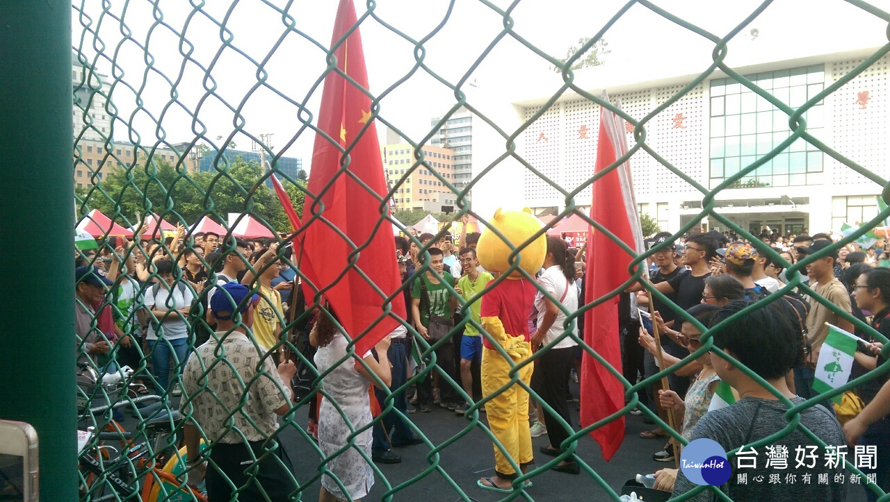 抗議現場還有人穿著小熊維尼布偶裝,身上貼著「習包子」字樣,現場不斷大喊「主席好!主席好!」,嘲諷度破表(圖/翻攝PPT)