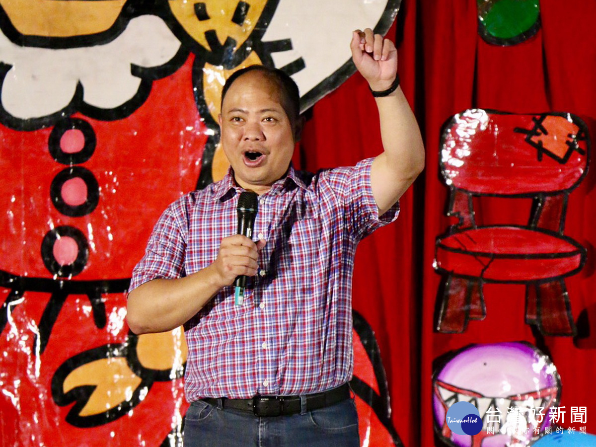 桃園市政府青年局長陳家濬於「桃壢陽」三校班聯會聯合茶會中致詞。
