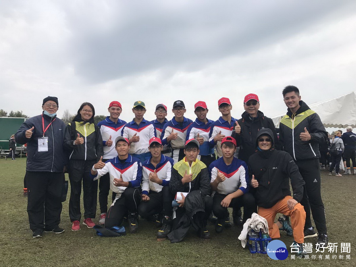 南投高中校長巫春貴領拔河隊全體隊員征戰英國奪雙銅。(投高提供)
