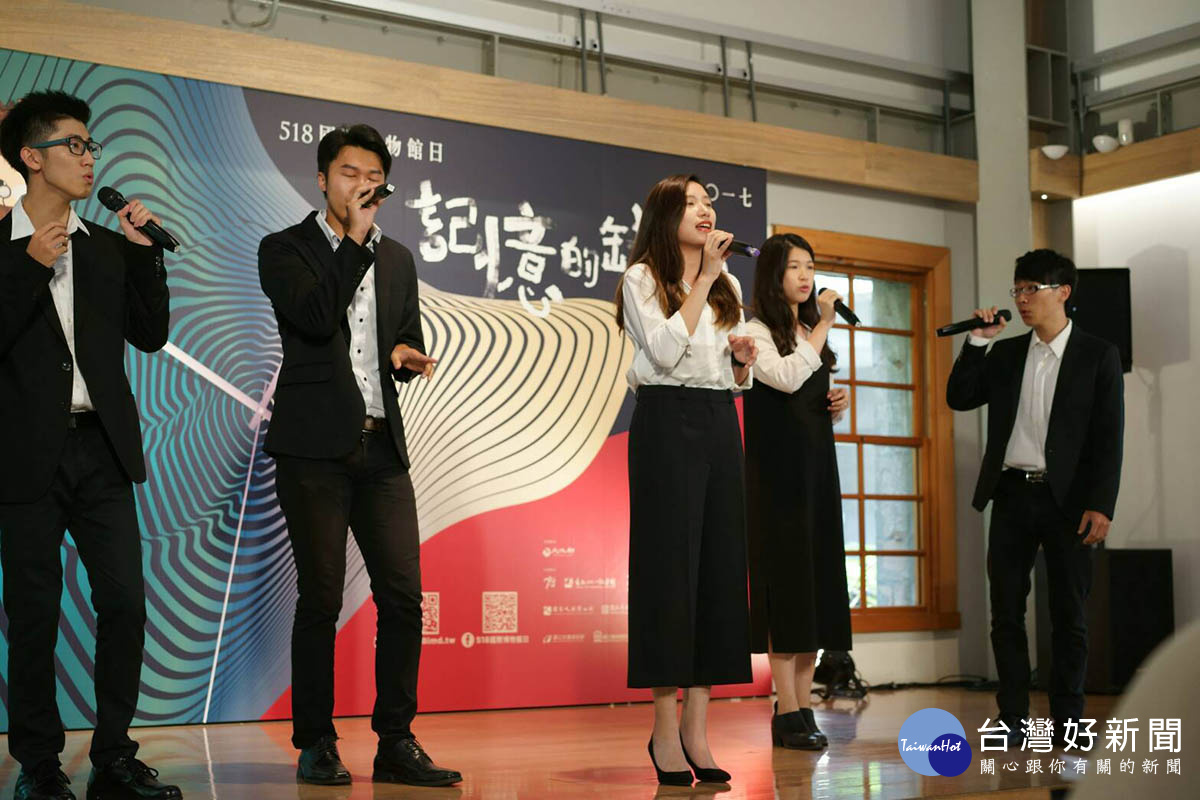 中山大學的學生校友於10/4(三)及10/5(四)黃昏,在濱海一路,舉辦兩場「Acapella小樂坊」。(圖/高雄市政府文化局提供)