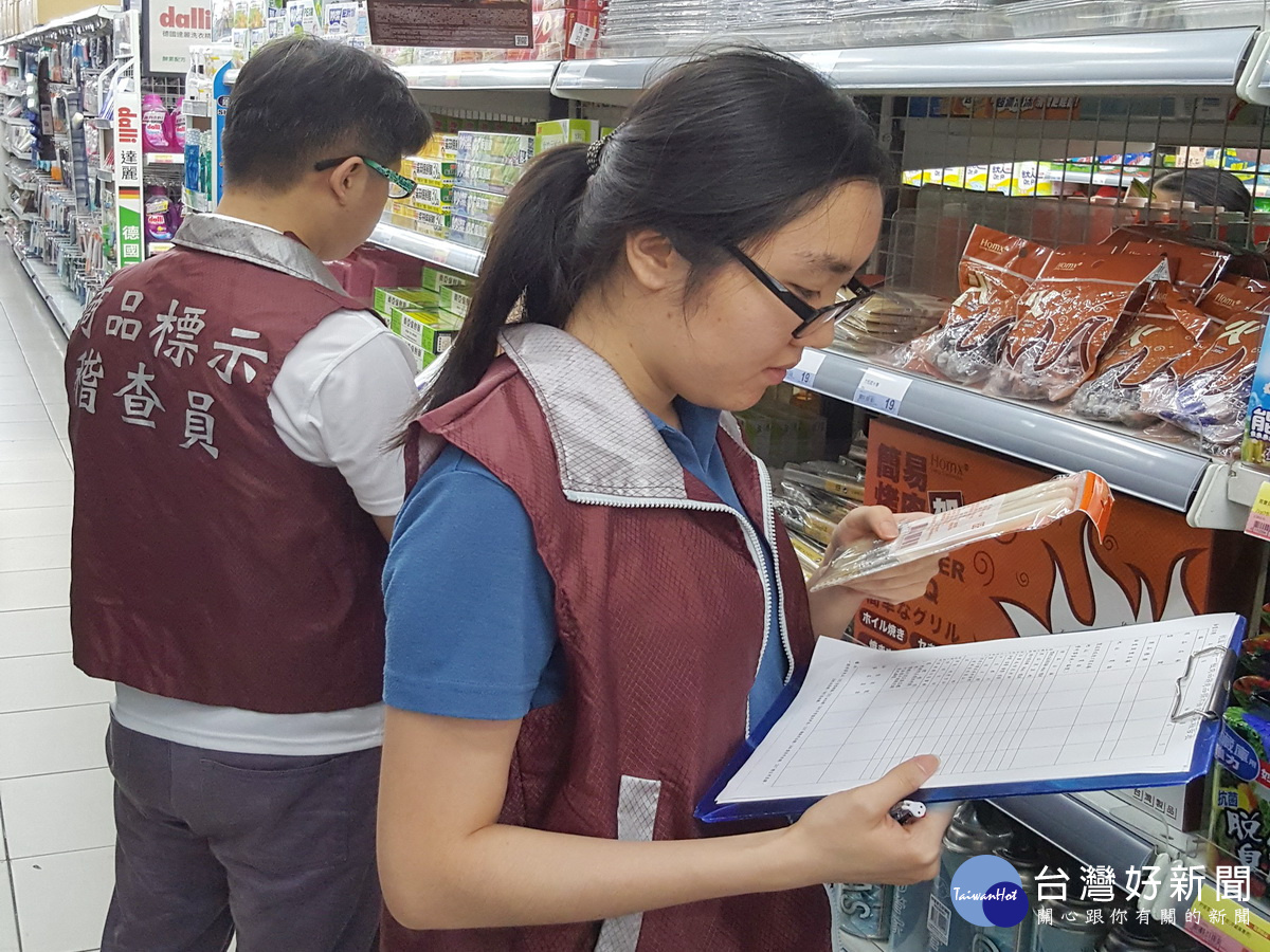 桃園市政府經發局人員會同消保官進行市售烤肉用品抽查,發現逾3成標示不合格。
