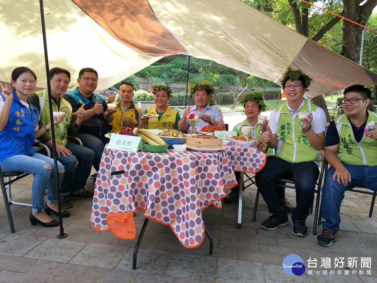 彰化市長邱建富等人為139線滿佈金黃的秋欒，附近商家推動優惠，行銷美麗風光。