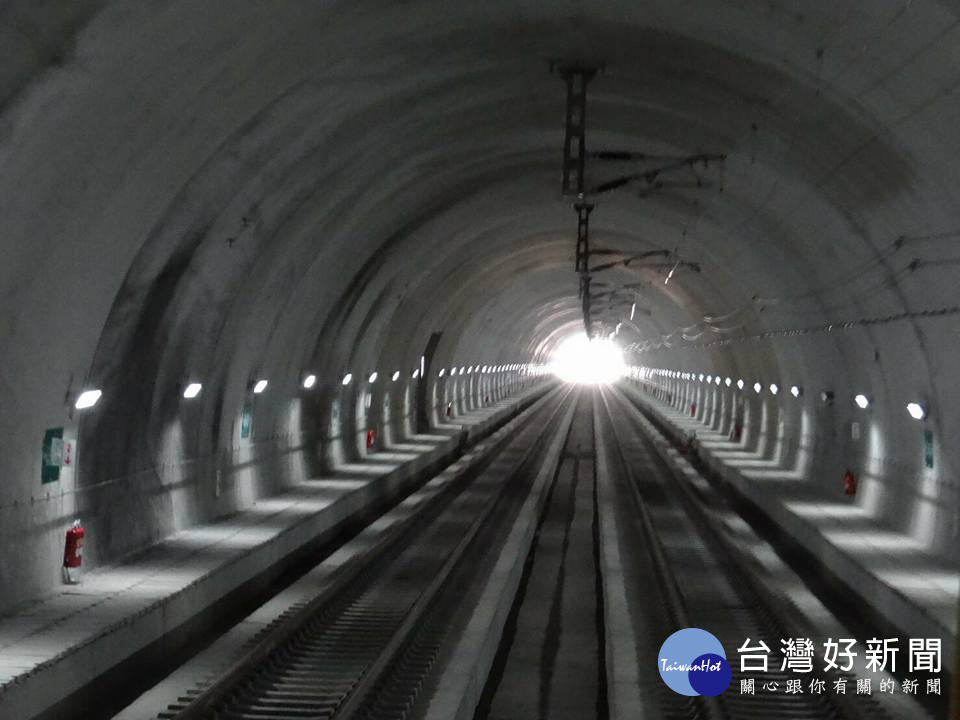 花東鐵路電氣化計畫中的新自強隧道，長度2.667公里，因穿越地層複雜的舞鶴台地，施工人員屢挖屢坍，堪稱全線最艱鉅工程及最瓶頸路段，歷時7年的時間，經歷無數次大小的隧道災變，終於在今年8月貫通完工。