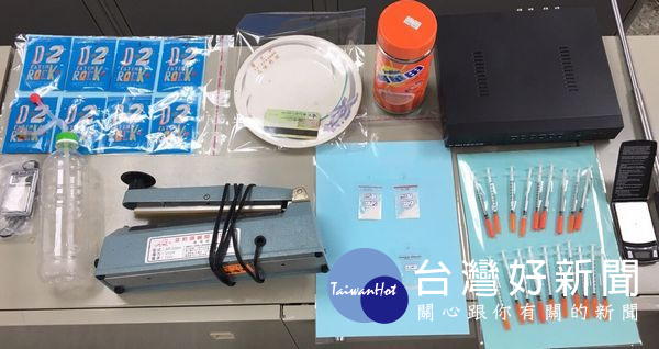 警方於集團份子住處起出毒品海洛因、安非他命、毒咖啡包、電子磅秤、吸食器及注射針筒等證物。(記者陳昭宗拍攝)