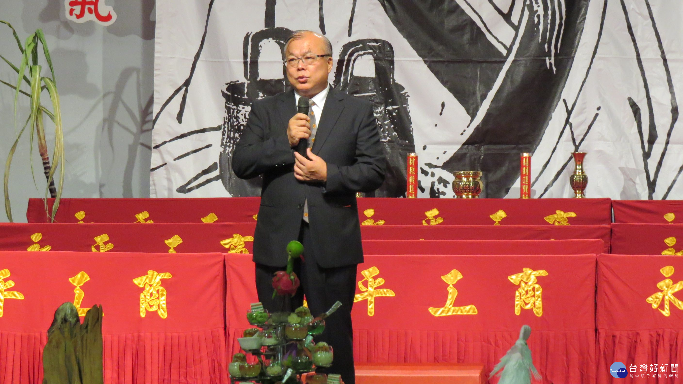 校長黃耀祿表示,每年都由科內集思探索一個新的「創新」主題,並將創意成品敬奉祖師爺。