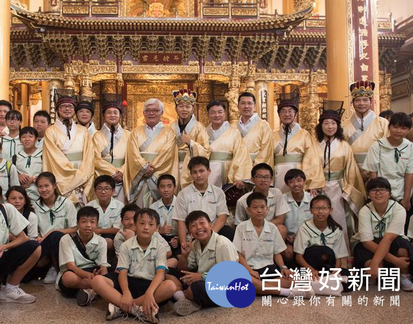 雲林縣長李進勇、教育處長梁恩嘉，偕同副議長蘇俊豪、行政院雲嘉南執行長許根尉、北港鎮長張勝智等貴賓與觀禮學生合影。（記者陳昭宗拍攝）