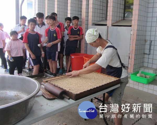 師生品嚐親手栽種的「三不有時碰米香」,別有一番感動滋味。(記者陳昭宗拍攝)