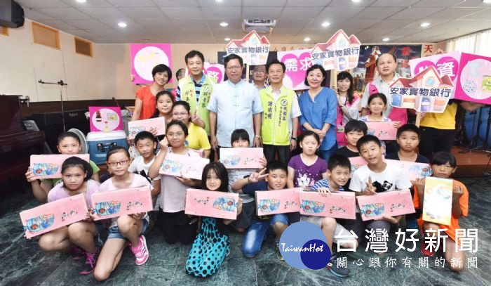 桃園市長鄭文燦,出席安家實物銀行「愛在中秋 食在優糧」活動。