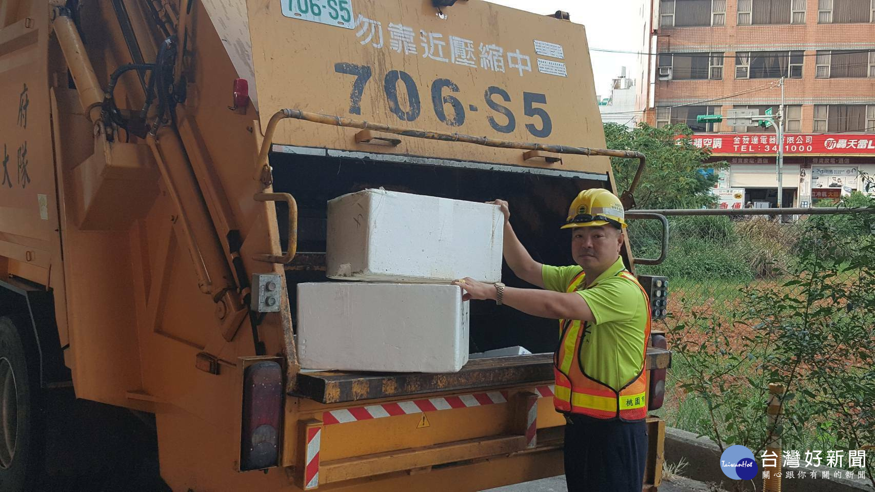 除了垃圾清運與市容整理以外，每逢颱風期間，若有路樹倒塌或招牌、圍籬掉落，也都仰賴清潔隊來排除。