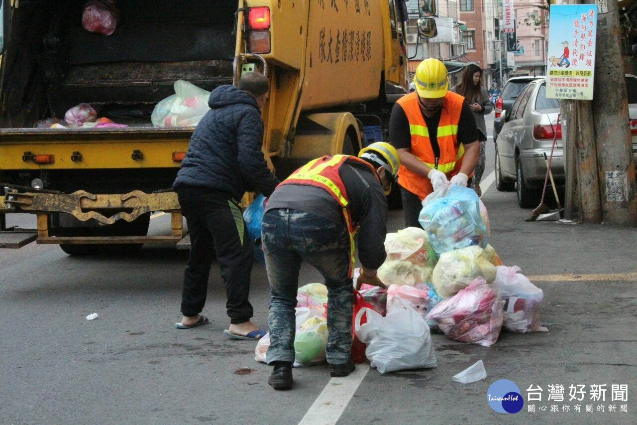 除了垃圾清運與市容整理以外，每逢颱風期間，若有路樹倒塌或招牌、圍籬掉落，也都仰賴清潔隊來排除。