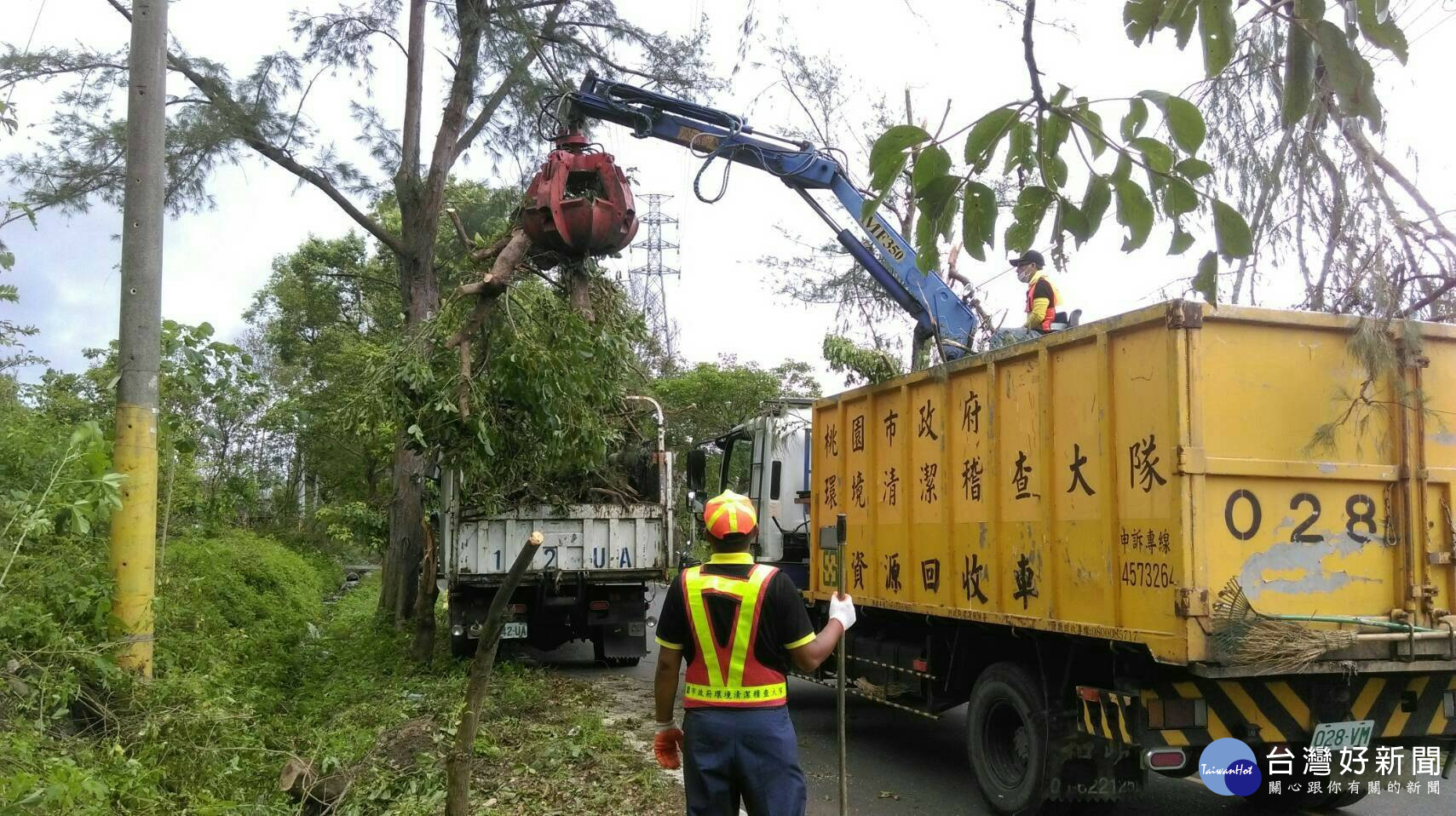除了垃圾清運與市容整理以外，每逢颱風期間，若有路樹倒塌或招牌、圍籬掉落，也都仰賴清潔隊來排除。