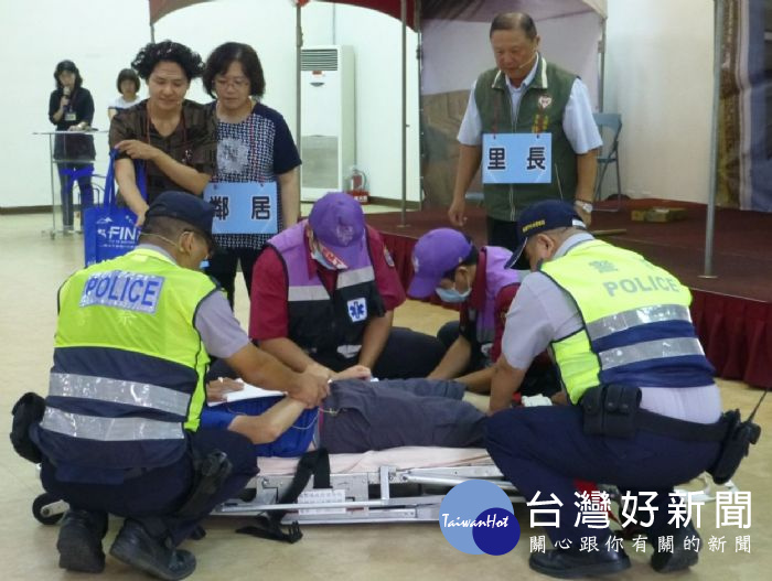 桃園市政府衛生局結合警政、消防、里長及醫療衛生等單位,辦理「桃園市社區精神病患緊急護送就醫演練」。