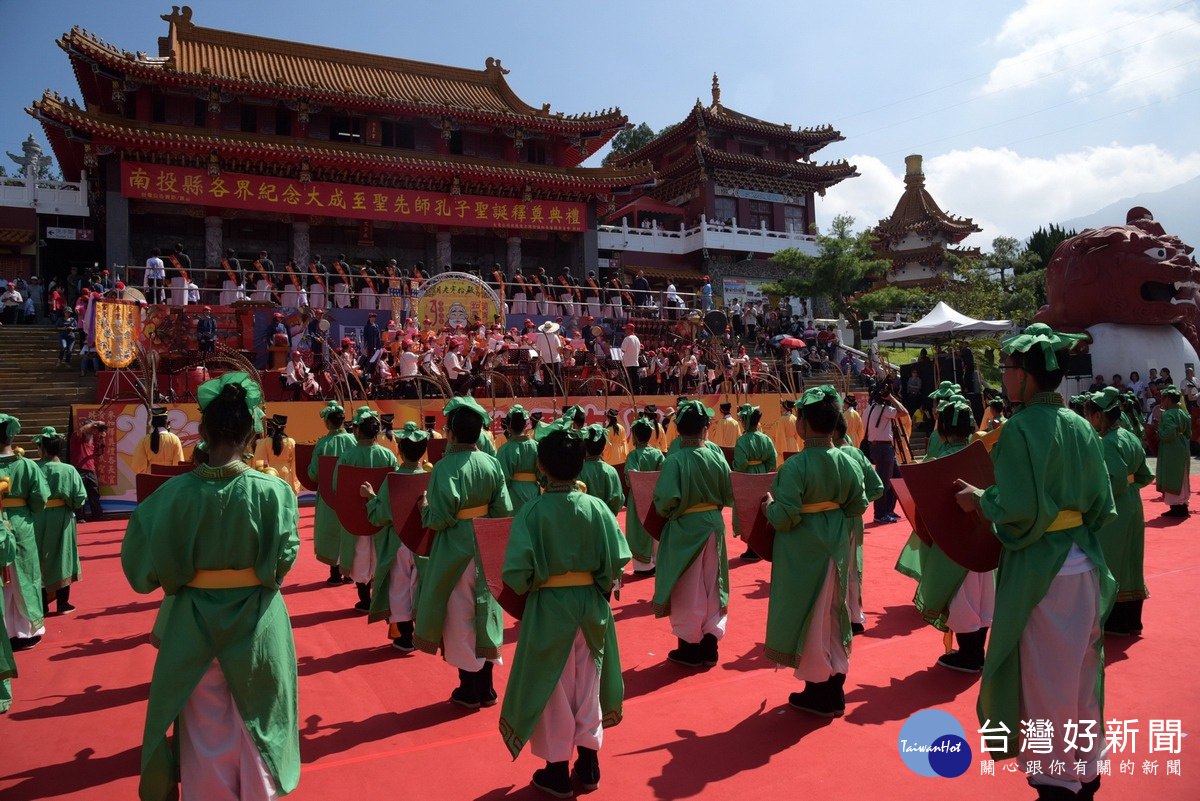 配合廟前廣場上的國樂演奏、合唱團吟唱與近百位佾舞生的儀式敬拜，場面壯觀。 