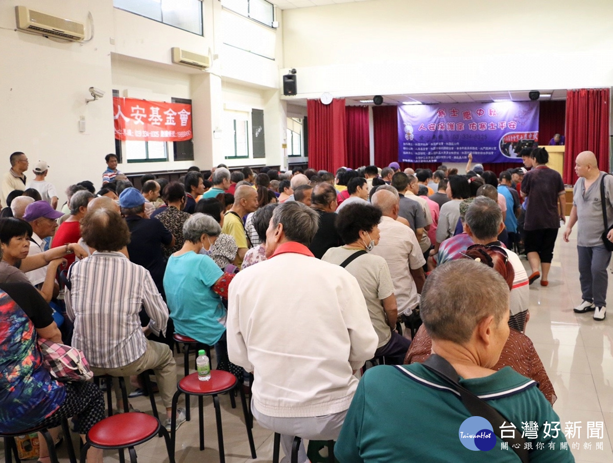 中秋將至,為陪伴寒士提前過節,人安基金會桃園平安站與愛心團體為其過節