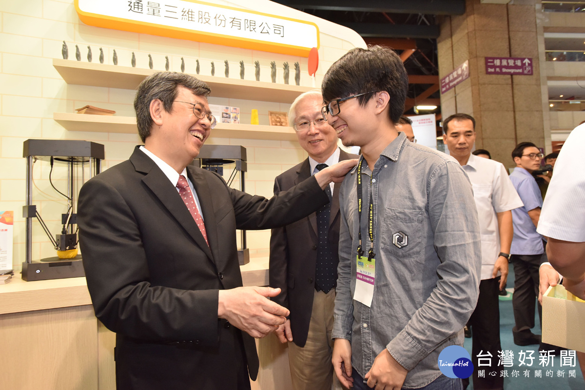 副總統陳建仁勉勵通量三維執行長柯軒恩，稱讚青年創業精神可嘉，產品特色突出。（圖／工研院提供）