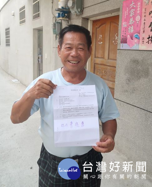 北港震威團清朝菜刀旗獲公告指定為一般古物,震威團會長蔡世模收到指定公文相當開心。(記者陳昭宗拍攝)