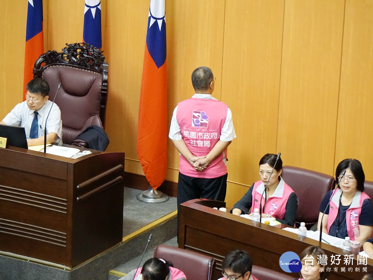 桃園市議員黃婉如要他「面壁思過」,社會局長古梓龍應好之後到主席台後方罰站。