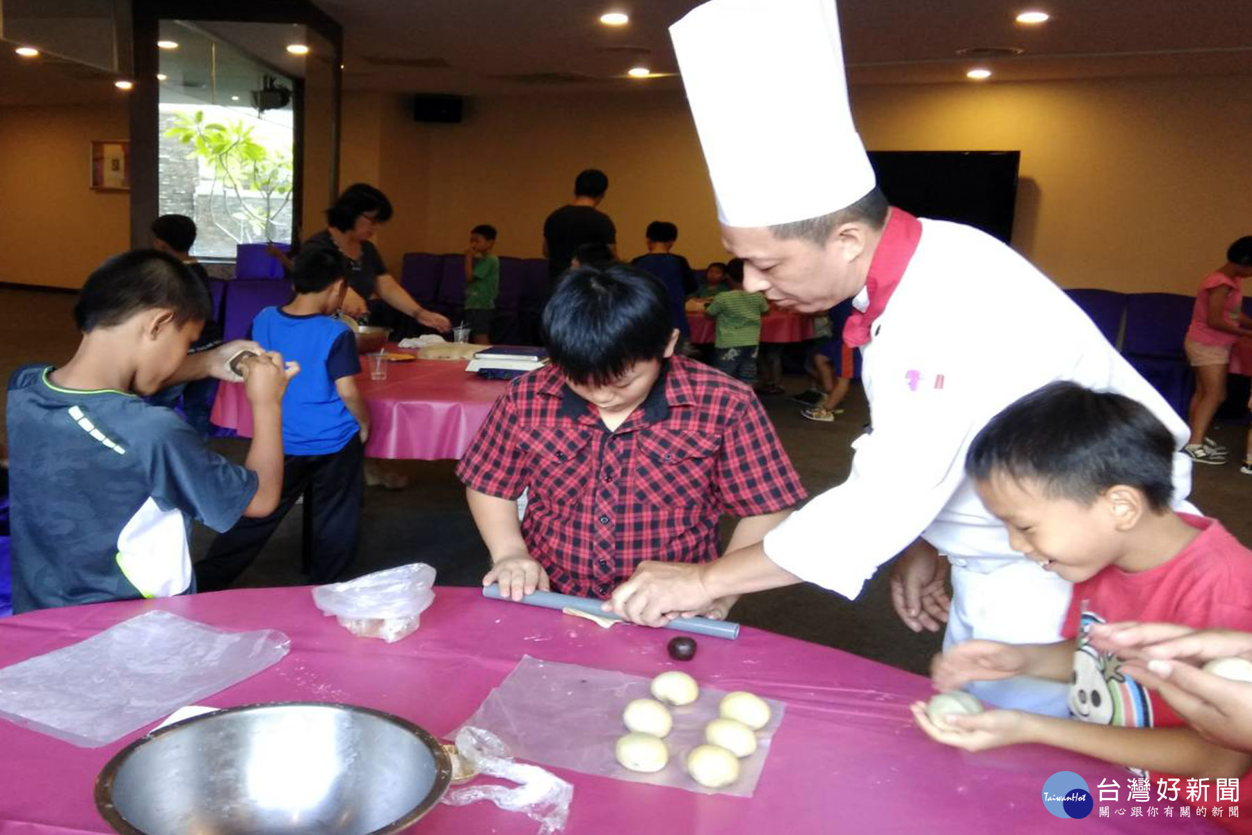 蓮潭會館西點主廚盧保吉教導小朋友製作蛋黃酥。