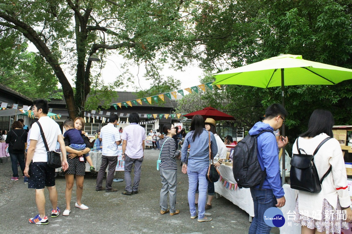 在充滿老屋、老樹的懷舊建物中,以無牆博物館為概念來辦理露天巿集,這次的「蕉十一郎市集」陣容更加龐大,內容非常豐富。