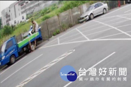 竊嫌在路邊停放失竊車。