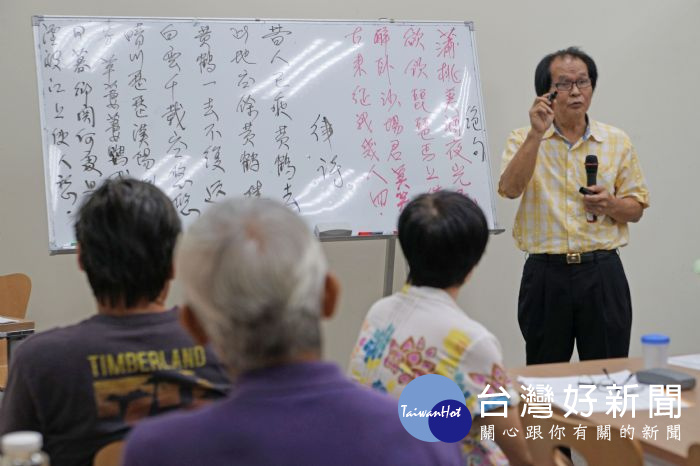 胡泉雄老師於課程中詳細解說山歌的聲韻及修辭等，並透過大量舉例幫助學員加深印象。