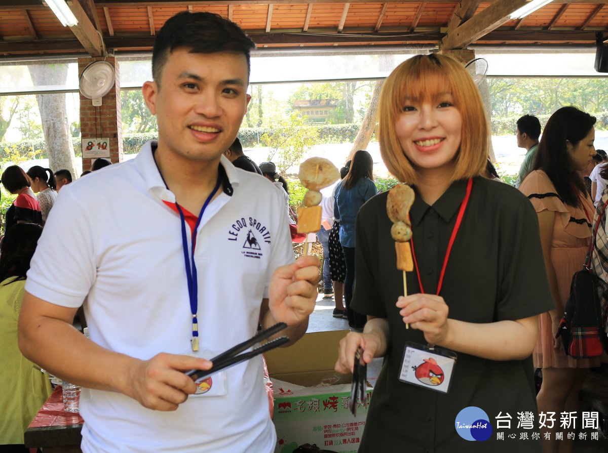 搶搭中秋烤肉熱潮，新北市民政局於新店區文山農場舉辦今年度第4場未婚聯誼，讓單身男女在草地上大辦烤肉趴_各 (1)