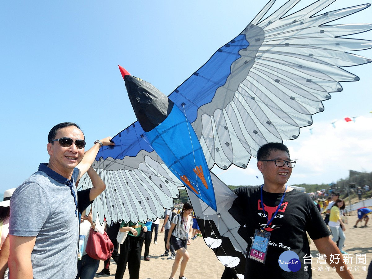 市長朱立倫出席國際風箏節，親手放飛主題風箏「寶島之翼－臺灣藍鵲」。（圖／記者黃村杉攝）