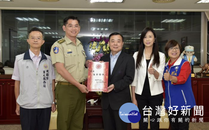 邱議長頒贈秋節慰勞金給桃園憲兵隊。