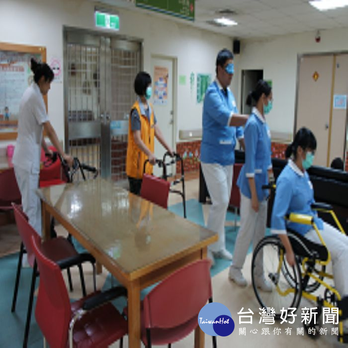 桃園療養院特別舉辦『高齡模擬體驗營』活動，參與者需使用輪椅或助行器行動，或戴上眼罩。 
