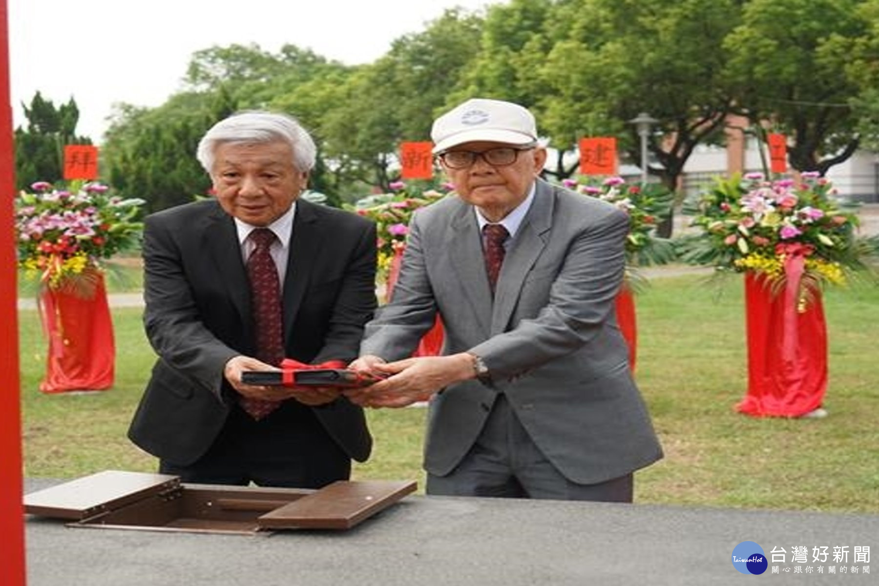 長榮大學黃仁村創辦人〈左一〉、蘇進安創辦人〈右一〉置放聖經。