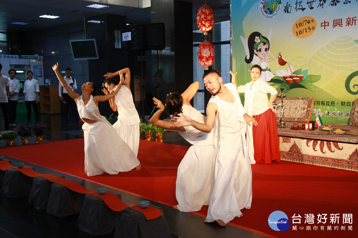 聖達瑪學院演出獻茶．道舞蹈 。（記者扶小萍攝）