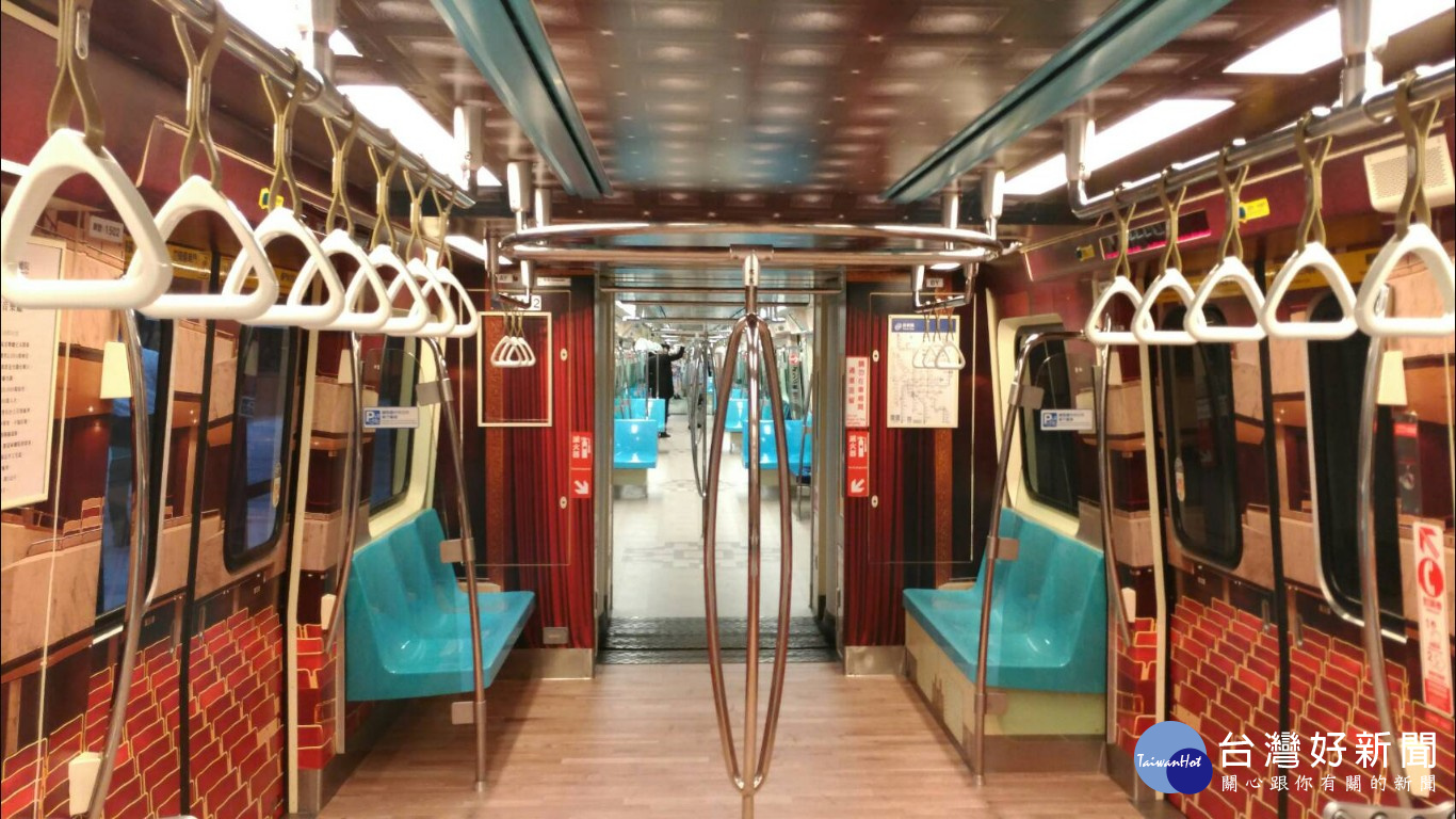 為慶祝國家兩廳院(國家音樂廳、國家戲劇廳)成立30周年,台北捷運公司與兩廳院合作,從即日起至2018年1月31日止,將淡水信義線上一部電聯車打造為「行動兩廳院」列車。(圖/台北大眾捷運股份有限公司)