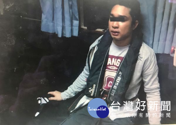 菲籍船員搬運重物不慎遭壓傷,海巡隊疾赴救援。(記者陳昭宗拍攝)