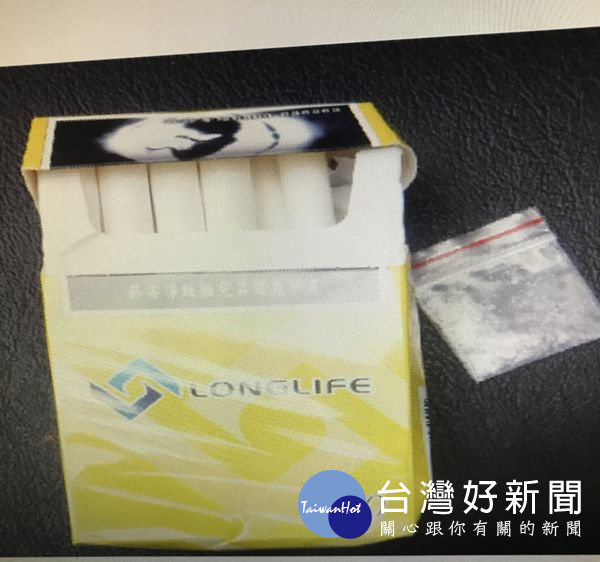 男子騎車遇警頻回頭,以致於車行搖晃,經攔下盤查發現男子香菸盒內藏著毒品安非他命。(記者陳昭宗拍攝)