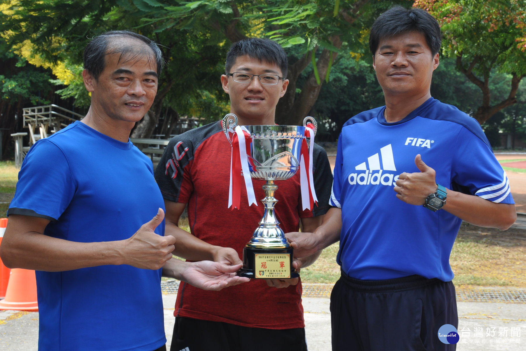 教練陳俊明（右起）、陳崇豪、洪金昌等對再奪冠表欣慰。