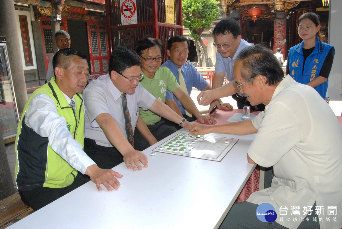 市長邱建富和彰化縣八卦山象棋協會理事長葛芳譚(右)對奕熱身