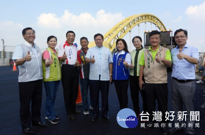 桃園市長鄭文燦至楊梅區校前路,視察校前大橋光雕規劃。