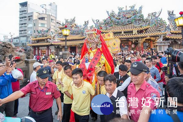 湄洲媽在信眾簇擁下，起駕接續巡安行程，見證「三媽齊聚」的信徒留下滿滿的感動。（記者陳昭宗拍攝）