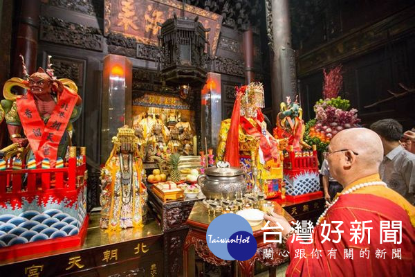 朝天宮將「笨港開山媽祖」及「首德媽祖」請出神龕,「三媽齊聚」留下歷史性的一刻。(記者陳昭宗拍攝)