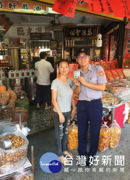 警方發送文宣品及傳單等,齊聲呼籲支持全民反詐騙活動。(記者陳昭宗拍攝)