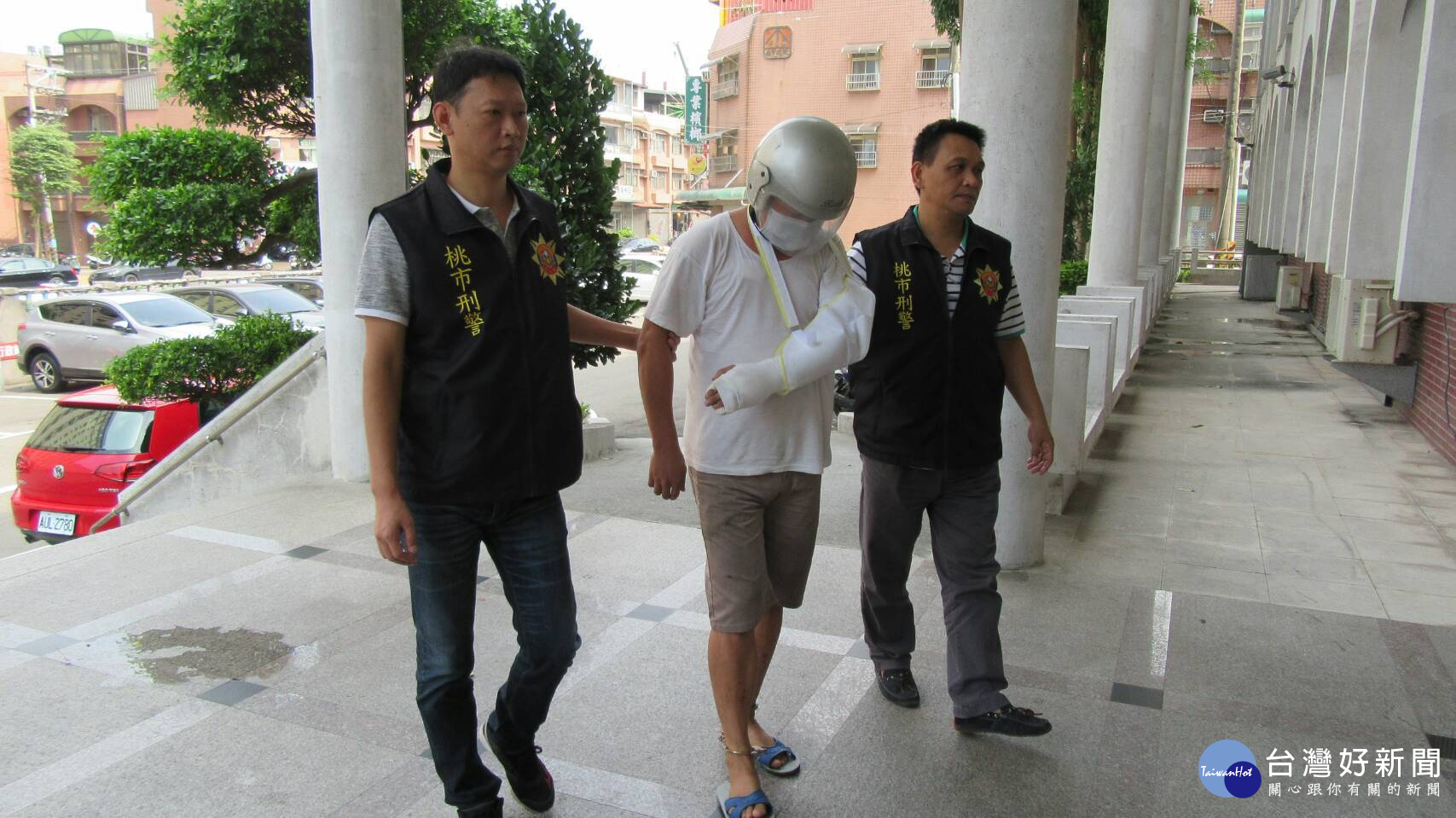 謝嫌右手臂受傷就醫,分局偵查隊至桃園醫院拘提到案說明。