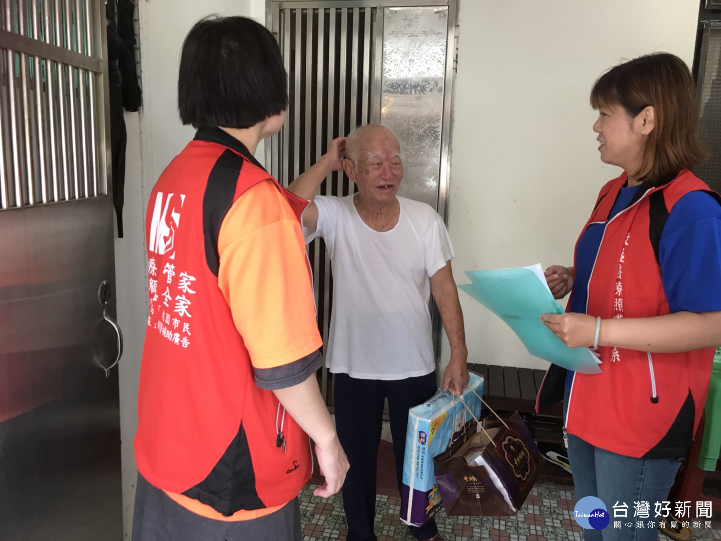 中秋佳節,龍潭敏盛醫院團隊,仍延續往年關懷送愛到家活動。