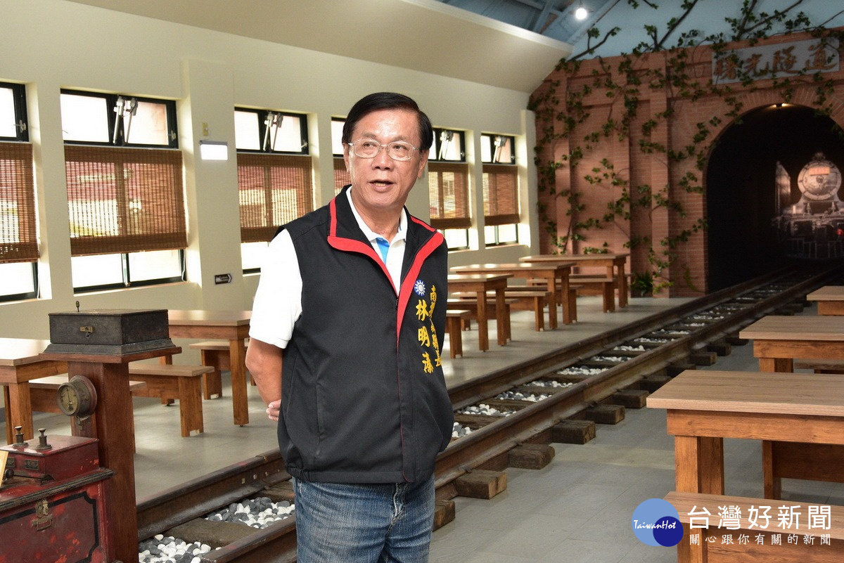 集集驛站翻新,林縣長搶先參觀。