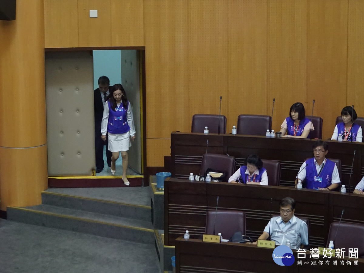 客家事務局長蔣絜安在議會議事組長卓達銘的通知後回到議事堂。