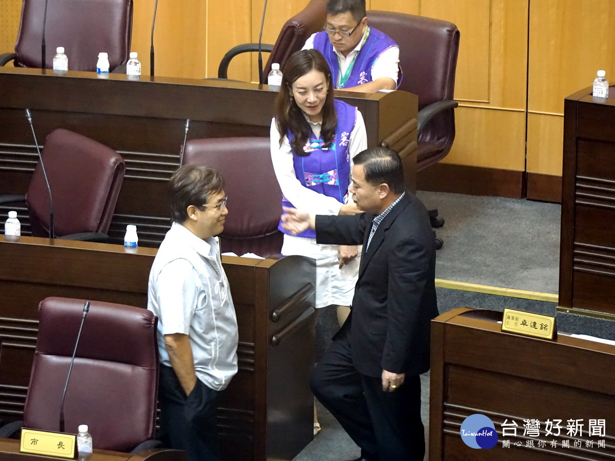 中場休息時,副市長游建華和議長邱奕勝都趨前安慰蔣絜安。