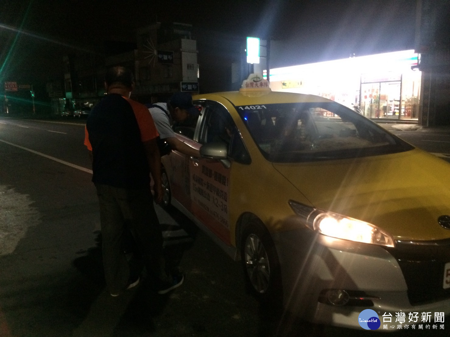 中秋過節出車量少無車可叫,員警貼心服務護送民眾返家。