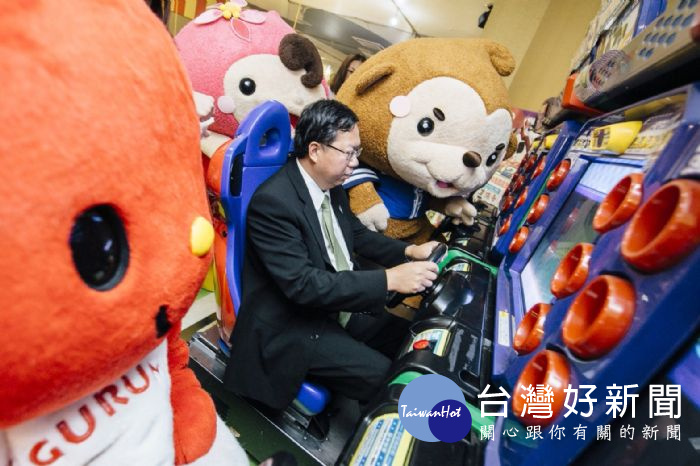 鄭市長表示,KIGURUMI.BIZ在開發吉祥物時,會在內部裝置風扇,設計上相當周到貼心,值得參考學習。